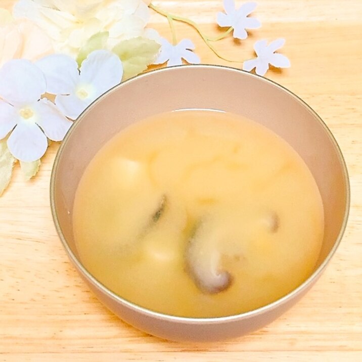 きのこと豆腐♪お味噌汁✧˖°（しいたけ）